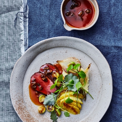 Filet de cerf avec chou de Savoie rôti et sauce aux morilles
